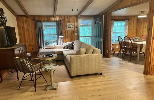 Clarkesville Cabin | Quiet private cottage situated on 3 acres with 2 creeks running through it