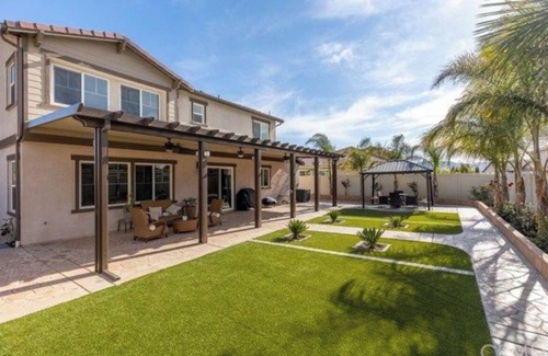 San Jacinto House | Quiet resort style backyard perfect for entertainment