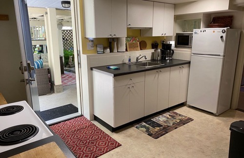 Grandview-Woodland Apartment | Quiet Retreat Near Trendy Commercial Drive - 90 Days plus