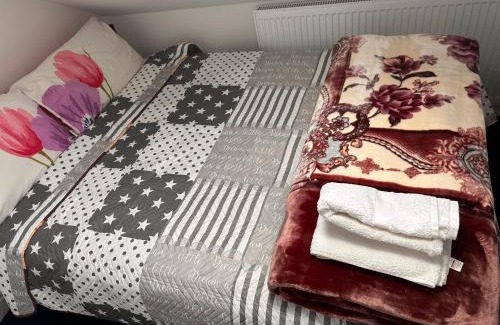 Hylands House | Quiet room in Hornchurch near Romford station on Elizabeth line to and from Heathrow airport