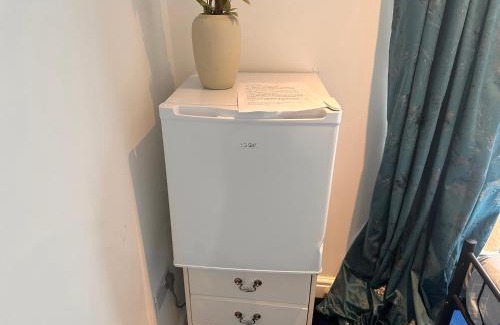 Hylands House | Quiet room in Hornchurch near Romford station on Elizabeth line to and from Heathrow airport