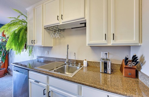 Normal Heights Condo | Quiet San Diego Condo w/Balcony, Pool & Hot Tub!