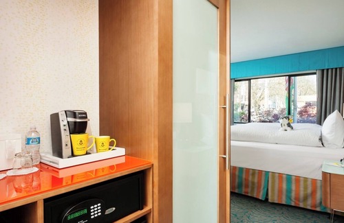 University District Hotel | Quiet Seattle Spot | Perfect for Couple: Bustling University Village