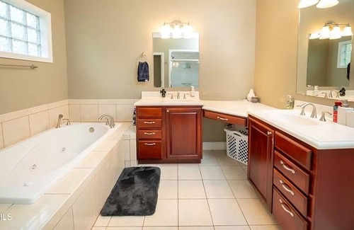 Walland House | Quiet Side Of The Smokey's (Upstairs unit)