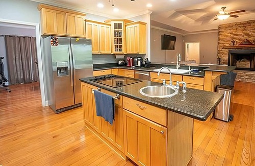 Walland House | Quiet Side Of The Smokey's (Upstairs unit)
