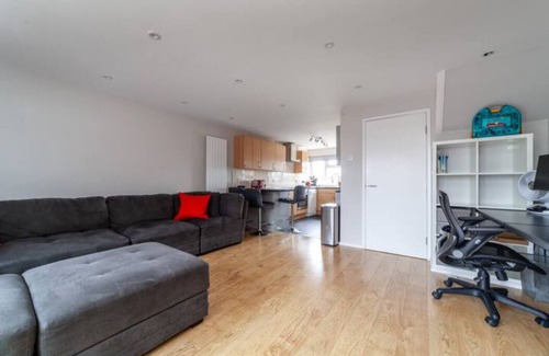 Edmonton Apartment | Quiet & Spacious 2BR Flat w/Garden near Edmonton