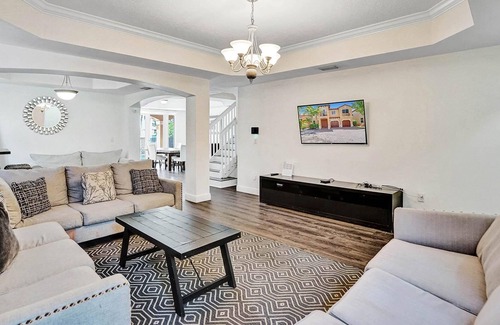 Tamiami House | Quiet spacious Miami home with 5 bedrooms