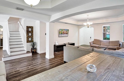 Tamiami House | Quiet spacious Miami home with 5 bedrooms