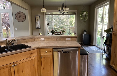 Mountain View House | Quiet, Spacious with Private Backyard and Garden. Comfy, full kitchen, games!