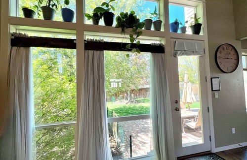 Mountain View House | Quiet, Spacious with Private Backyard and Garden. Comfy, full kitchen, games!