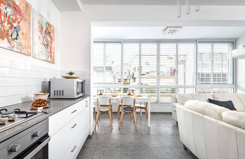 Tel Aviv City Center Apartment | Quiet Street In A Central Location Apt