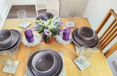 Largs House | Quiet Street's Flat with free Parking near Town Centre