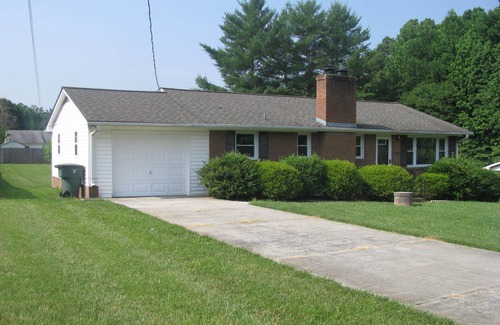 Winston - Salem House | Quiet Suburban House in Winston Salem