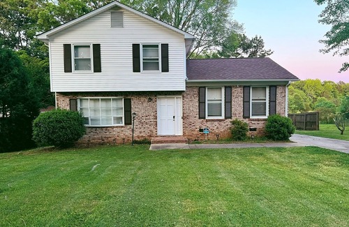 Harrisburg House | Quiet Suburban Retreat near UNC Charlotte
