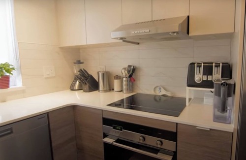 Lower Lonsdale House | Quiet Summer Rental - Modern Townhouse with Views in Lower Lonsdale