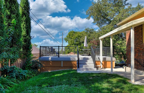 Morton Meadows Cottage | Quiet 'twin Ridge' Omaha House: Screened-in Porch!