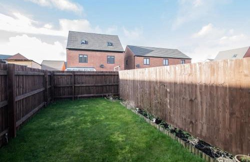 Wolverhampton House | Quiet Two Bedroom House Driveway Parking & Garden