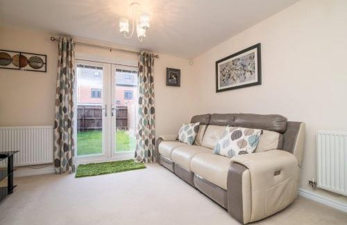 Wolverhampton House | Quiet Two Bedroom House Driveway Parking & Garden