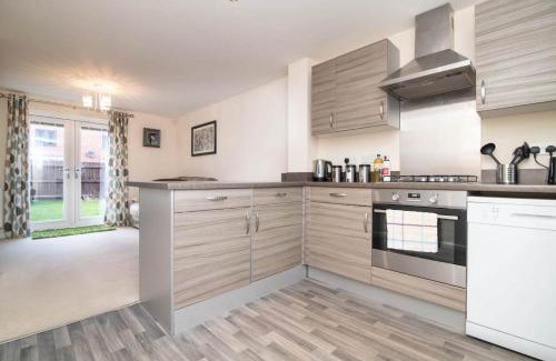 Wolverhampton House | Quiet Two Bedroom House Driveway Parking & Garden