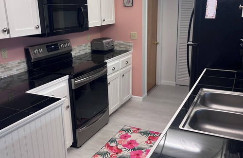 South Venice House | Quiet Venice home, HEATED private pool, 10 minutes from Venice Beach & downtown!