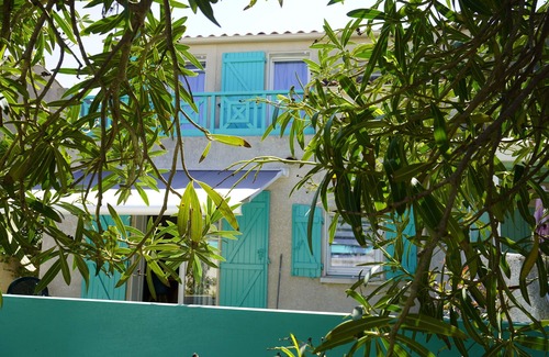 Gruissan Villa | Quiet villa, large terrace, sleeps 7. 50 m from GRAZEL beach