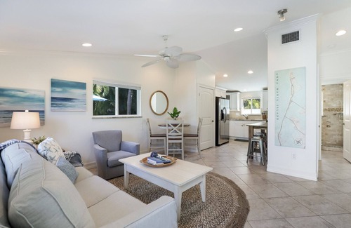Ilexhurst House | Quiet Villa, Steps to Beach! Close To Trolley Stop and Shopping! - Sea Glass Vil