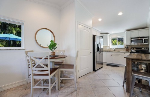 Ilexhurst House | Quiet Villa, Steps to Beach! Close To Trolley Stop and Shopping! - Sea Glass Vil