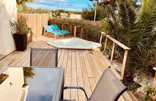 Gruissan Villa | Quiet Villa with SPA, Pool, Gardens, WiFi, AirCo, beach at 600m