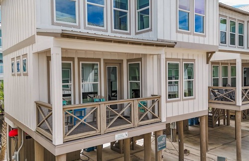 Gulf Shores Cottage | Quiet WHOLE HOUSE btwn the beach and Lagoon with pool, fishing dock, sunsets!