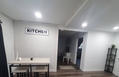 Gainesville House | Quiet, woodsy little one bedroom basement apartment