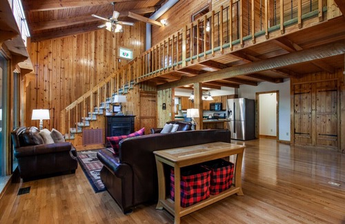 Walland Cabin | Quietside Cabin: Sunroom, Fire Pit, Theater Den, & Stunning Views