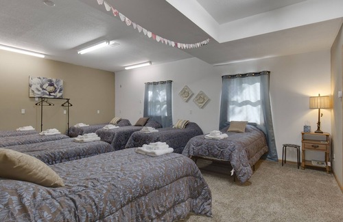 Hamilton House | Quilter's Paradise Retreat @Home Inn Hamilton. Great for retreating and relaxing