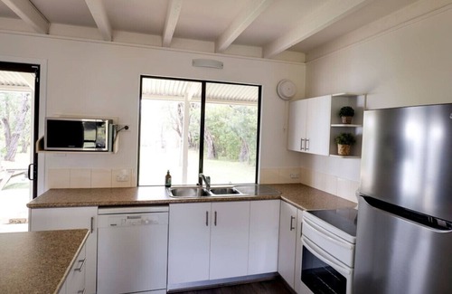 Quindalup Cottage | Quindy Beach Cottage – Steps to the Bay