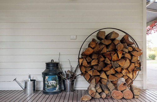 Mansfield House | Quintessential Australian homestead via Mansfield. Free wifi & private garden