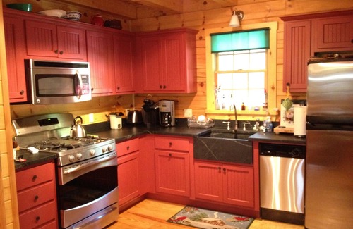 Lincolnville Cabin | QUINTESSENTIAL MAINE LOG CABIN SET ON GORGEOUS LAKE