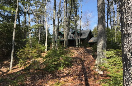 Lincolnville Cabin | QUINTESSENTIAL MAINE LOG CABIN SET ON GORGEOUS LAKE