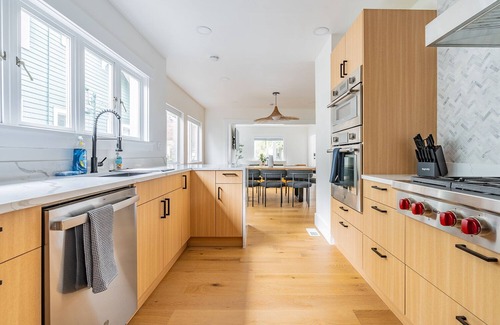 East Queen Anne House | Quintessential Queen Anne charmer w/7Beds/4Baths