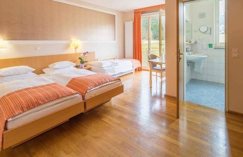 Zahringen Hotel | Quintuple room with toilet and shower - Hotel Classic
