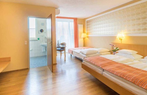 Zahringen Hotel | Quintuple room with toilet and shower - Hotel Classic