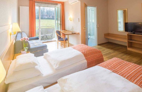 Zahringen Hotel | Quintuple room with toilet and shower - Hotel Classic