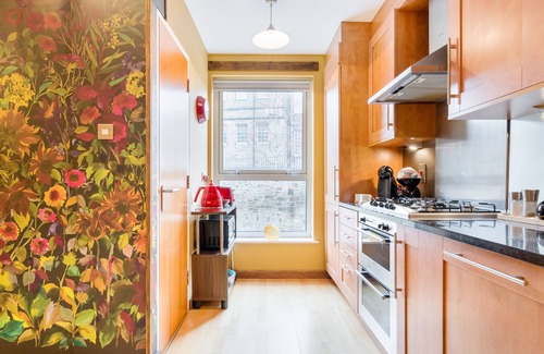 Old Town Apartment | Quirky 1 Bedroom Apartment next to Holyrood Palace