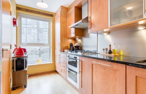 Old Town Apartment | Quirky 1 Bedroom Apartment next to Holyrood Palace