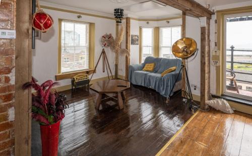 Youghal Apartment | Quirky Apt - Sleeps 6 - Coastal Area - Parking