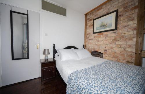 Youghal Apartment | Quirky Apt - Sleeps 6 - Coastal Area - Parking