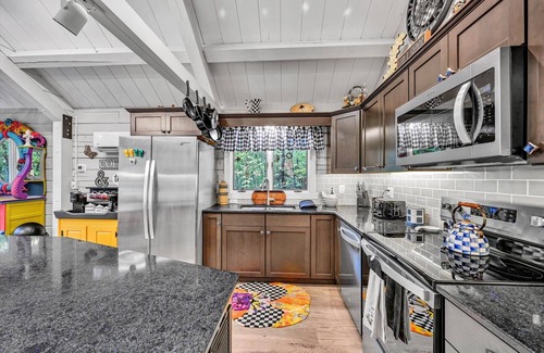 Lebanon Cabin | Quirky cabin retreat on 4 acres w spa, arcade rm, art&book loft - near Hershey