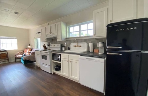 Knox County House | Quirky Guest Cottage
