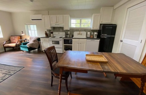 Knox County House | Quirky Guest Cottage