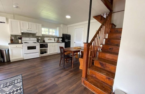 Knox County House | Quirky Guest Cottage