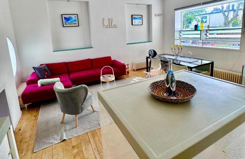 Hove House | Quirky Seaside Family Cottage walk to the waves!