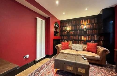 Northcote Apartment | Quirky Split Level Cottage With Decked Patio